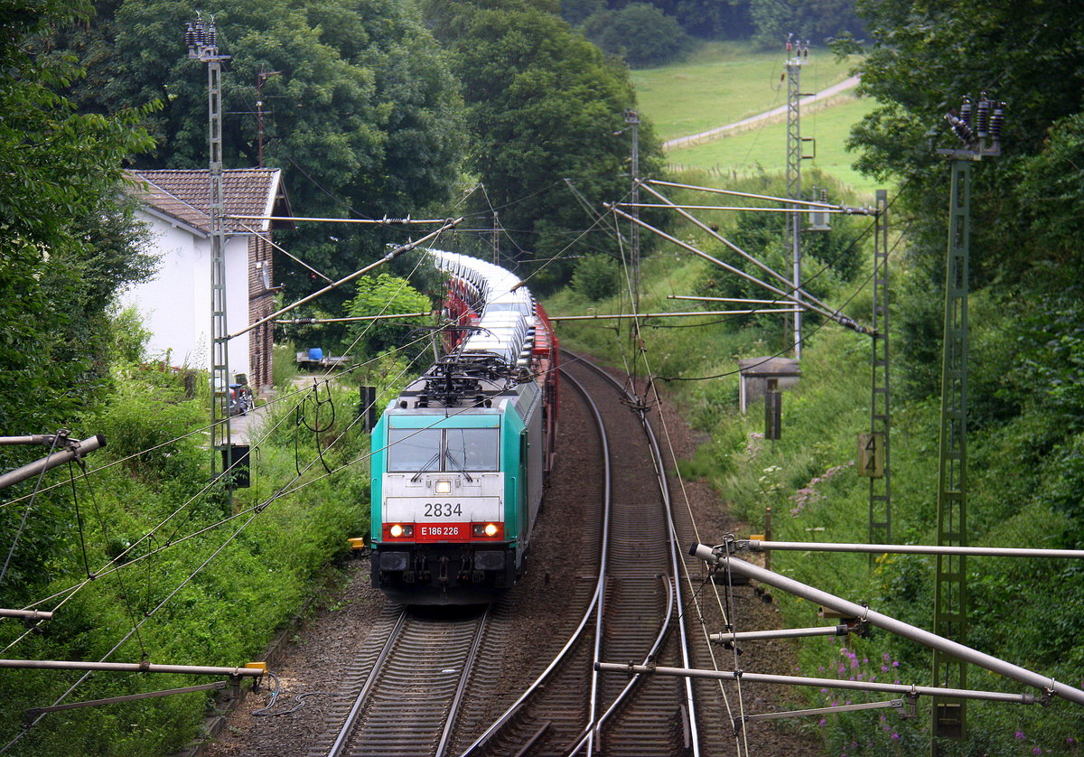 Die Cobra 2834  kommt die Gemmenicher-Rampe hochgefahren aus Aachen-West mit einem Suzuki-Autozug aus Gelsenkirchen-Bismarck(D) nach Zeebrugge-Pelikaan(B) und fährt gleich in den Gemmenicher-Tunnel hinein und fährt in Richtung Montzen/Vise(B). Aufgenommen in Reinartzkehl an der Montzenroute.
Am Vormittag vom 8.8.2016.