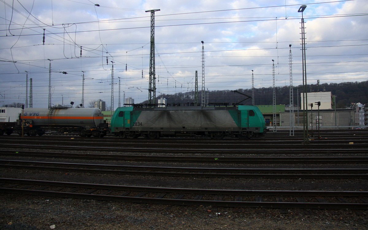 Die Cobra 2834 steht in Aachen-West mit einem langen gemischten Güterzug aus Antwerpen-Noord(B) nach  Köln-Gremberg.
Aufgenommen vom Bahnsteig in Aachen-West bei Schneewolken am Kalten Nachmittag vom 4.2.2015.