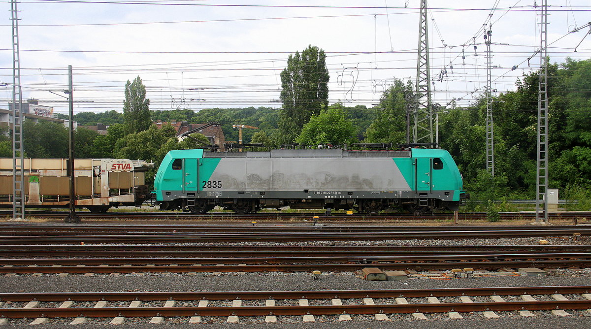 Die Cobra 2835 fährt mit einem  Autoleerzug aus Safenwil(CH) nach Zeebrugge-Ramskapelle(B)bei der Ausfahrt aus Aachen-West und fährt in Richtung Montzen/Belgien. Aufgenommen vom Bahnsteig in Aachen-West. 
Bei Wolken am Nachmittag vom 29.6.2017.