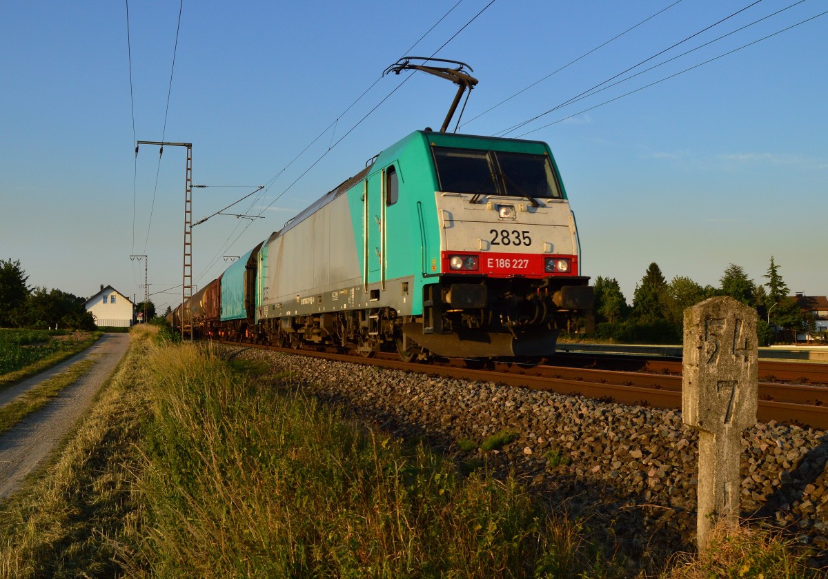 Die COBRA 2835 kommt am Abend des 1. Juli 2015 mit einem Mischer am Haken gen Aachen West gefahren, hier ist der Zug bei Wickrath Dahler Weg.