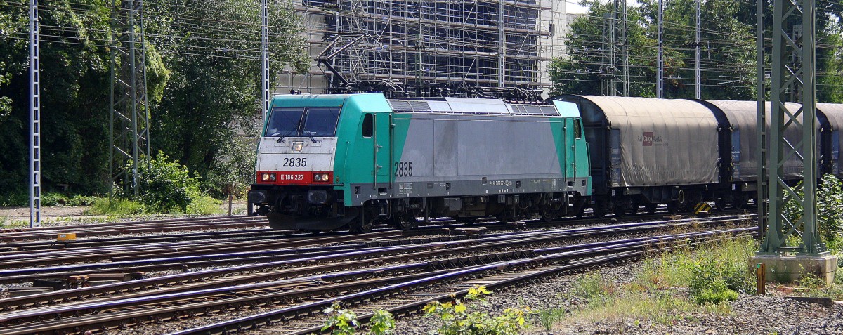 Die Cobra 2835  kommt aus Richtung Köln,Aachen-Hbf mit einem langen gemischten Güterzug aus Köln-Gremberg nach Antwerpen-Noord(B) und fährt in Aachen-West ein. Aufgenommen vom Bahnsteig in Aachen-West bei schönem Sonnenschien am 6.8.2014. 