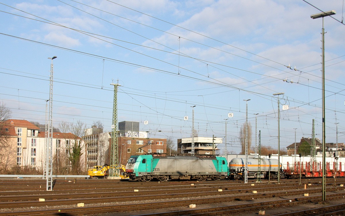 Die Cobra 2835  kommt aus Richtung Montzen/Belgien mit einem langen gemischten Güterzug aus Antwerpen-Noord(B) nach Köln-Gremberg und fährt in Aachen-West ein. Aufgenommen vom Bahnsteig in Aachen-West.
Bei Sonne und Wolken am Nachmittag vom 13.3.2015.