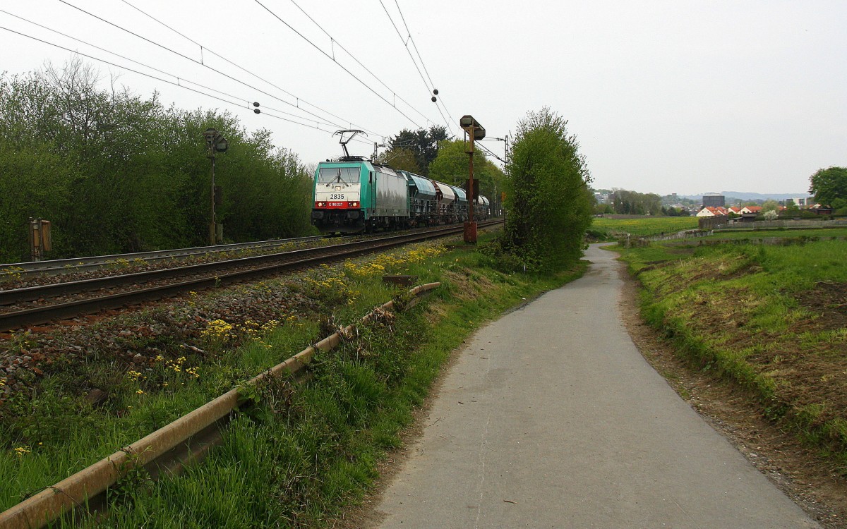 Die Cobra 2835  kommt aus Richtung Aachen-West und fährt die Gemmenicher-Rampe hoch mit einem Kurzen Kalkleerzug aus Hagen(D) nach Marche-les-Dames(B). 
Aufgenommen an der Montzenroute am Gemmenicher-Weg.
Bei Sonne und Wolken am 2.5.2015.