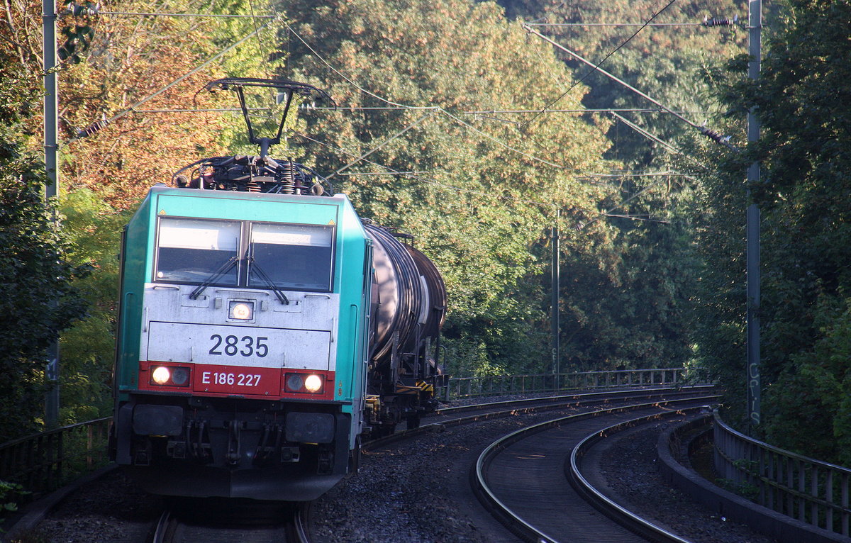 Die Cobra 2835 kommt aus Richtung Aachen-West mit einem Kurzen Kesselzug aus Antwerpen-BASF(B) nach Ludwigshafen-BASF(D) und fährt durch Aachen-Schanz in Richtung Aachen-Hbf,Aachen-Rothe-Erde,Stolberg-Hbf(Rheinland)Eschweiler-Hbf,Langerwehe,Düren,Merzenich,Buir,Horrem,Kerpen-Köln-Ehrenfeld,Köln-West,Köln-Süd. Aufgenommen vom Bahnsteig von Aachen-Schanz. 
Am einem schönem Sommermorgen vom 6.9.2016.