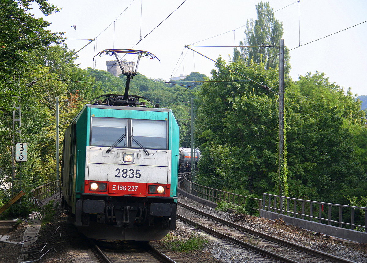 Die Cobra 2835 kommt durch Aachen-Schanz mit einem Kesselzug aus Antwerpen-BASF(B) nach Ludwigshafen-BASF(D) und kommt aus Richtung Aachen-West und fährt in Richtung Aachen-Hbf,Aachen-Rothe-Erde,Stolberg-Hbf(Rheinland)Eschweiler-Hbf,Langerwehe,Düren,Merzenich,Buir,Horrem,Kerpen-Köln-Ehrenfeld,Köln-West,Köln-Süd. Aufgenommen vom Bahnsteig von Aachen-Schanz. 
Bei Sommerwetter am Morgen vom 14.7.2017.