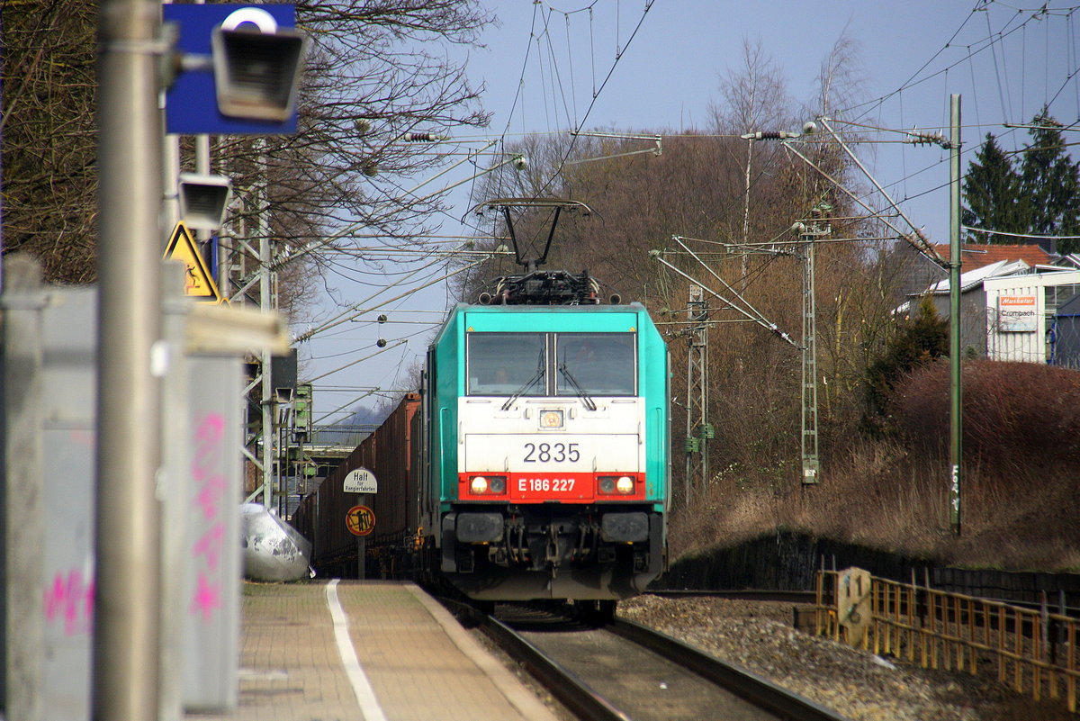 Die Cobra 2835 kommt die Kohlscheider-Rampe hoch als Umleiter aus Richtung Mönchengladbach mit einem Volvo-Zug  aus Almhult(S) nach  Gent(B) und fährt durch Kohlscheid in Richtung Richterich,Laurensberg,Aachen-West. 
Aufgenommen von Bahnsteig 2 in Kohlscheid.
Bei Sonnenschein am Vormittag vom 4.3.2017.