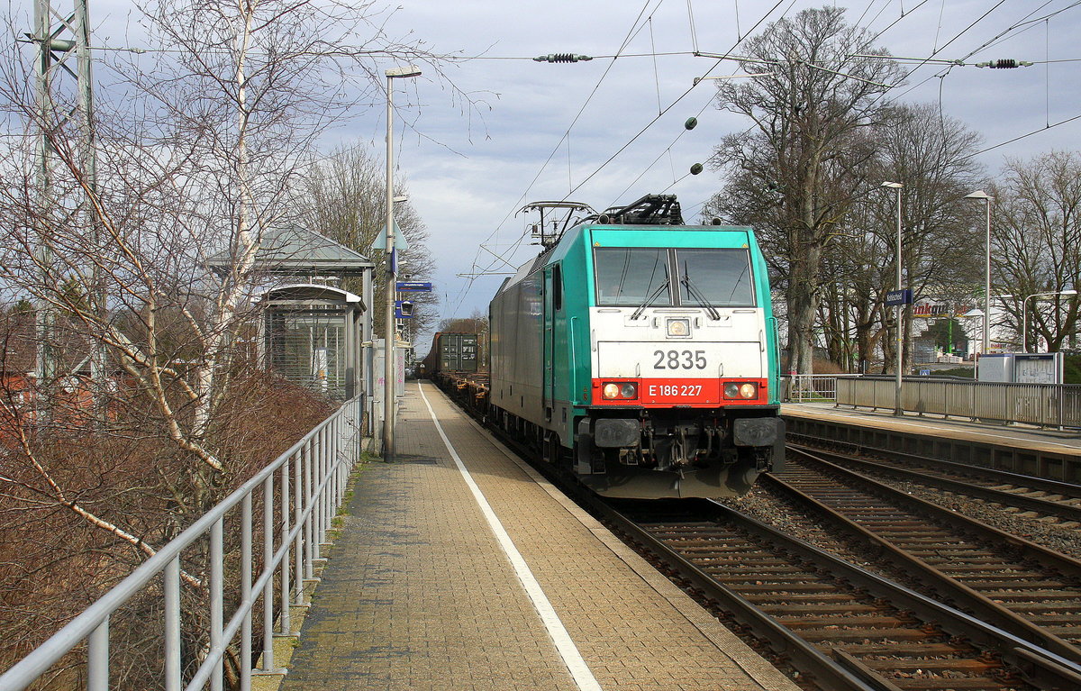 Die Cobra 2835 kommt die Kohlscheider-Rampe hoch als Umleiter aus Richtung Mönchengladbach mit einem Volvo-Zug aus Almhult(S) nach Gent(B) und fährt durch Kohlscheid in Richtung Richterich,Laurensberg,Aachen-West. Aufgenommen von Bahnsteig 2 in Kohlscheid. Bei Sonnenschein und Wolken am Vormittag vom 4.3.2017.