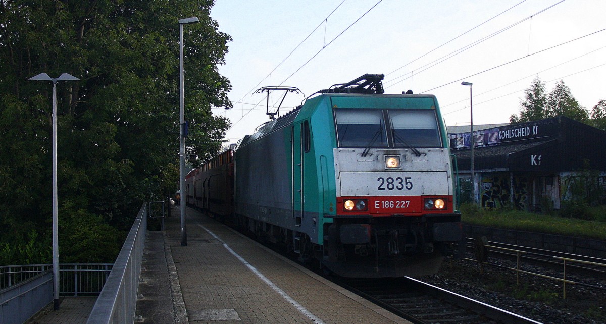 Die Cobra 2835 kommt die Kohlscheider-Rampe hoch aus Richtung Neuss,Herzogenrath mit einem langen Autozug aus Gelsenkirchen-Bismarck(D) nach Zeebrugge-Pelikaan(B) und fährt durch Kohlscheid in Richtung Richterich,Laurensberg,Aachen-West am 3.9.2014.