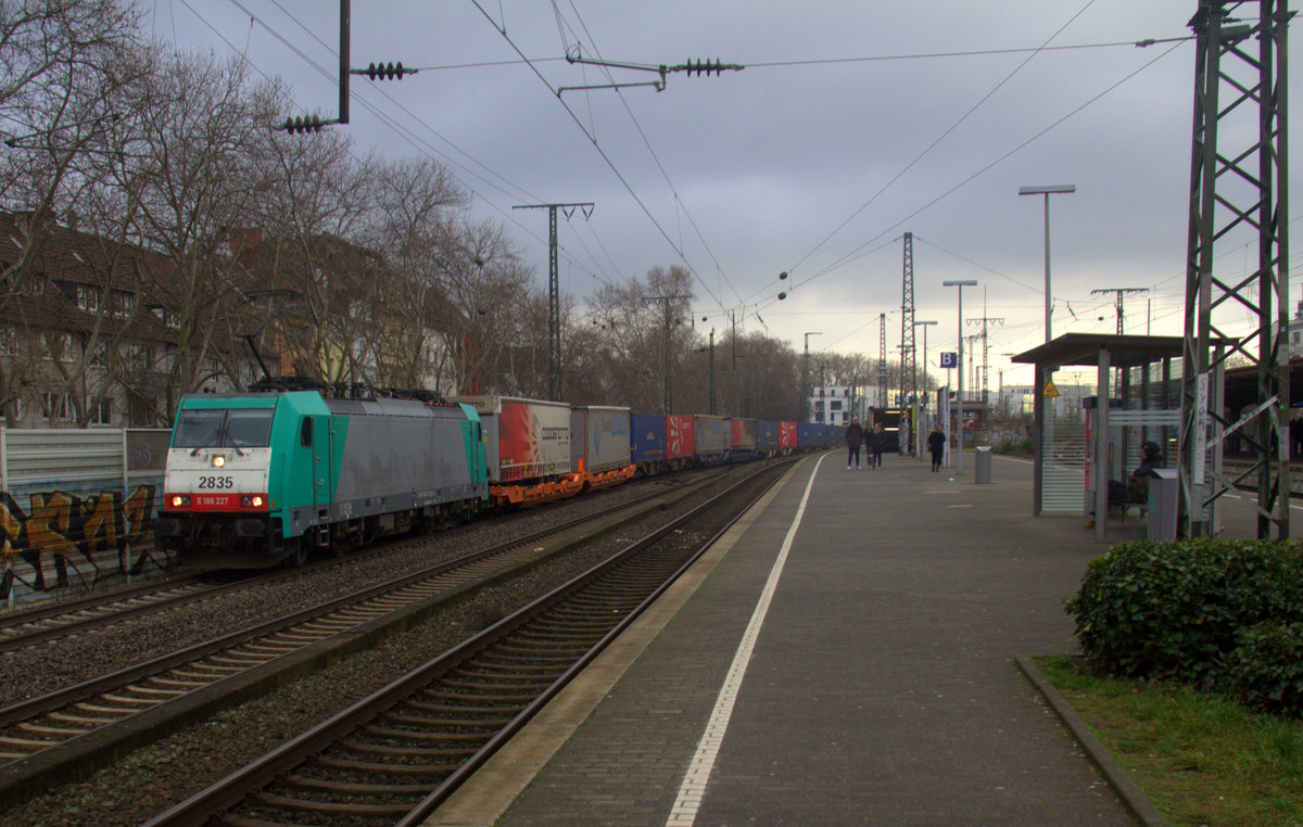 Die Cobra 2835 kommt mit einem KLV-Zug aus Pordenone(I) nach  Zeebrugge-Bundel Zwankendamme(B) und fährt durch Köln-Süd in Richtung Köln-West. 
Aufgenommen vom Bahnsteig 4 in Köln-Süd. Am Nachmittag vom 19.1.2020.