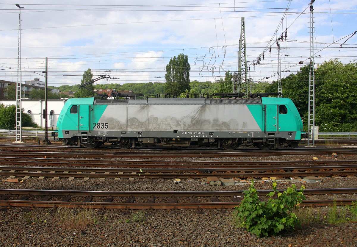 Die Cobra 2835 rangiert in Aachen-West.
Aufgenommen vom Bahnsteig in Aachen-West.
Bei Sonne und Wolken am Abend vom 3.6.2015.
