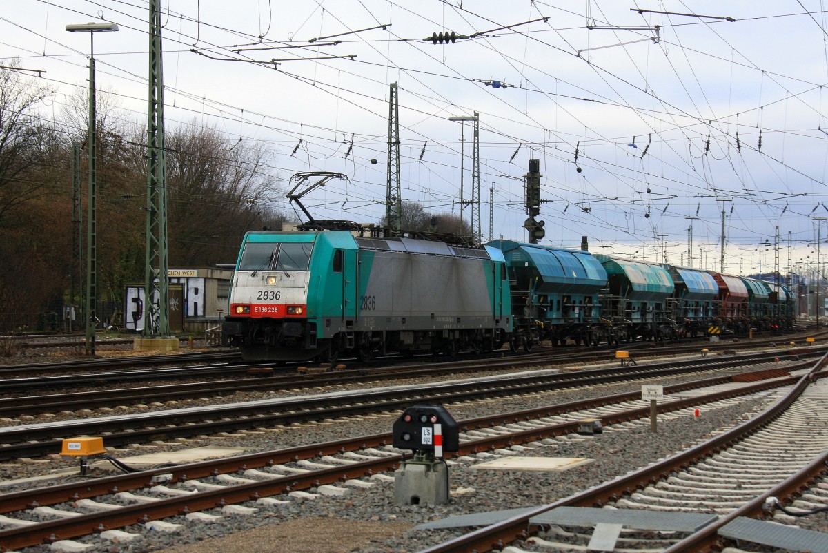 Die Cobra 2836 fährt einem Kurzen Kalkleerzug aus Hagen(D) nach Marche-les-Dames(B) bei der Ausfahrt aus Aachen-West und fährt in Richtung Montzen/Belgien am Nachmittag vom 22.2.2014.