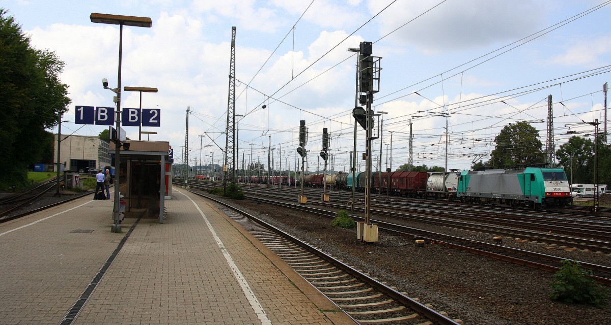 Die Cobra 2836 fährt mit einem langen gemischten Güterzug aus Köln-Gremberg  nach  Antwerpen-Noord(B) bei der Ausfahrt aus Aachen-West in Richtung Montzen/Belgien. Aufgenommen vom Bahnsteig in Aachen-West bei schönem Sonnenschein am 5.8.2014. 