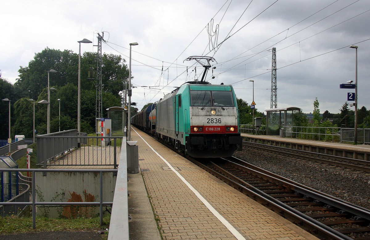 Die Cobra 2836  kommt als Umleiter aus Richtung Aachen-West mit einem Kurzen gemischten Güterzug aus Antwerpen-Noord(B) nach Köln-Gremberg und fährt in Richtung Herzogenrath,Neuss. Aufgenommen bei der Durchfahrt in Kohlscheid.
Bei Regenwolken am Mittag vom 28.7.2015.