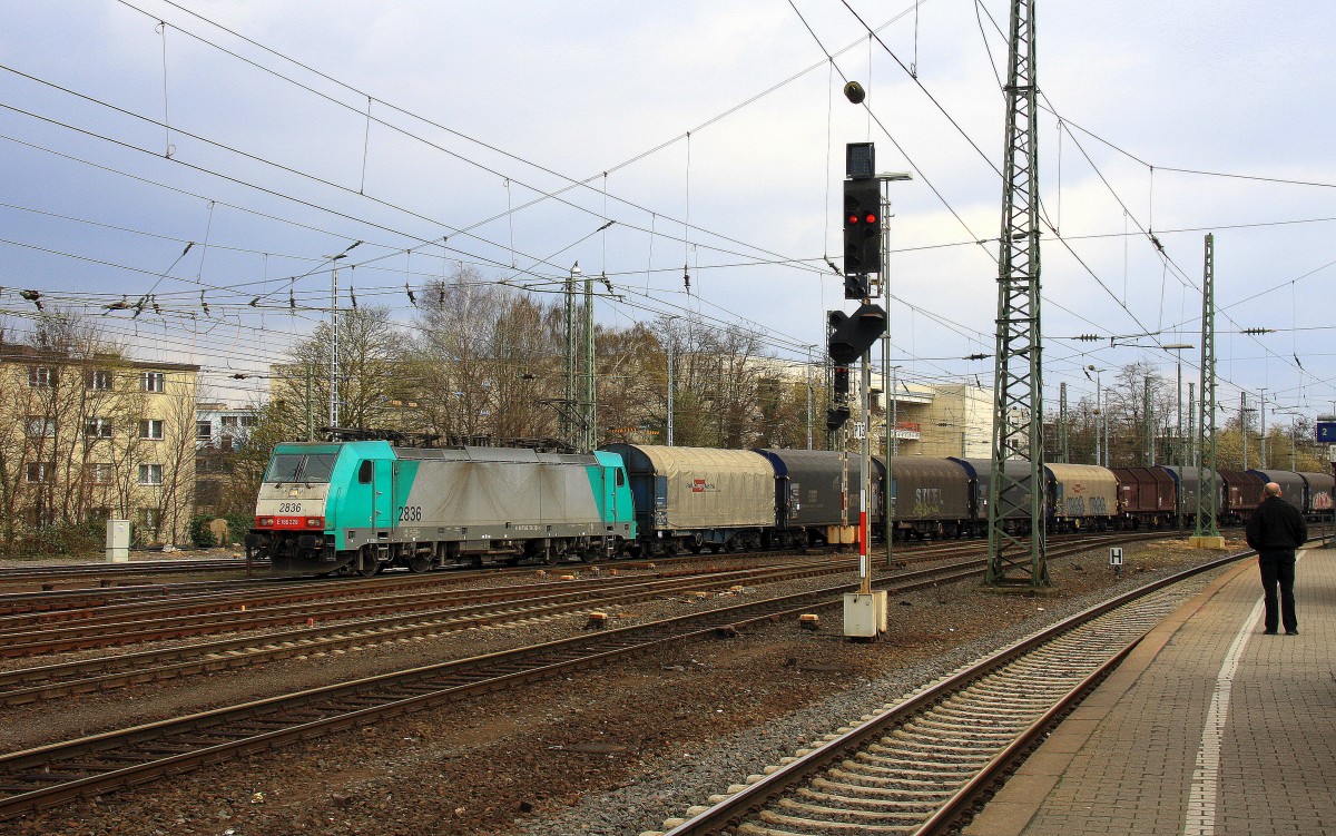 Die Cobra 2836 kommt aus Richtung Montzen/Belgien mit einem langen gemischten Güterzug aus Antwerpen-Noord(B) nach Köln-Gremberg und fährt in Aachen-West ein. Aufgenommen vom Bahnsteig in Aachen-West bei Sonne und Regenwolken am 15.3.2014. 