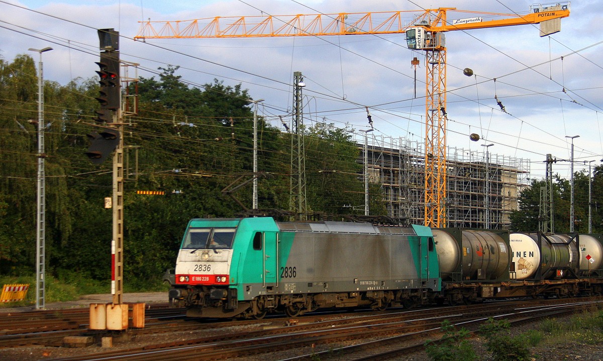 Die Cobra 2836 kommt aus Richtung Montzen/Belgien mit einem langen Containerzug aus Antwerpen-Oorderen(B) nach Gallarate(I) und fährt in Aachen-West ein. 
Aufgenommen vom Bahnsteig in Aachen-West in der Abendstimmung am Abend vom 27.8.2014.