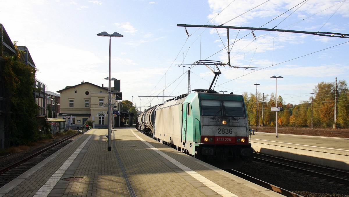 Die Cobra 2836 kommt aus Richtung Aachen-West,Laurensberg,Richterich,Kohlschidund fährt durch Herzogenrath als Umleiter mit einem langen gemischten Güterzug aus aus Antwerpen-Noord(B) nach Köln-Gremberg und fährt in Richtung Hofstadt,Finkenrath,Rimburg,Übach-Palenberg,Zweibrüggen,Frelenberg,Geilenkirchen,Süggerrath,Lindern,Brachelen,Hückelhoven-Baal,Baal,Erkelenz,Herrath,Beckrath,Wickrath,Rheydt. Bei schönem Novemberwetter am Vormittag vom 1.11.2014. 