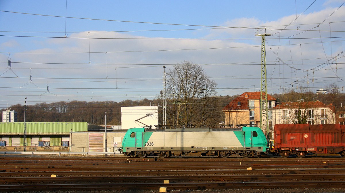 Die Cobra 2836 kommt aus Richtung Montzen/Belgien mit einem langen gemischten Güterzug aus Antwerpen-Noord(B) nach Köln-Gremberg und fährt in Aachen-West ein. Aufgenommen vom Bahnsteig in Aachen-West. 
Bei Sonne und Wolken am Nachmittag vom 13.3.2015.
