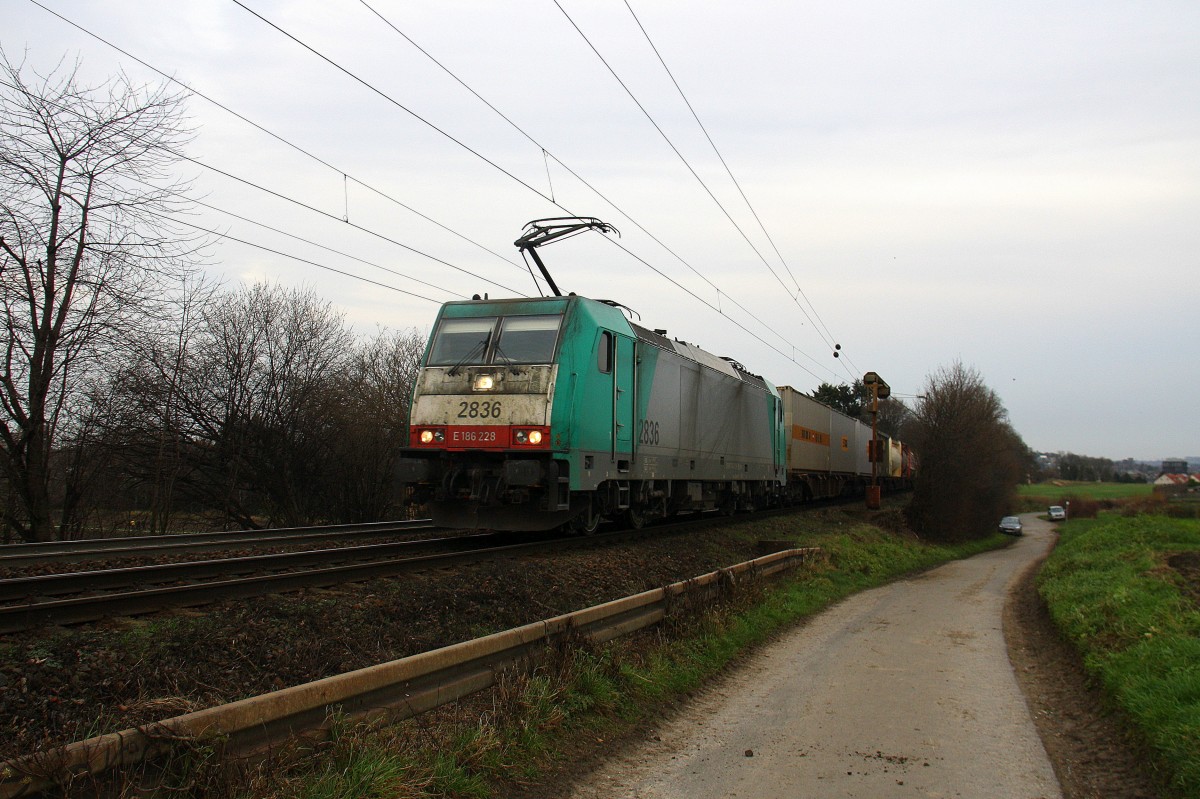 Die Cobra 2836  kommt die Gemmenicher-Rampe auf dem falschen Gleis hochgefahren aus Richtung Aachen-West mit einem Containerzug aus Gallarate(I) nach Antwerpen-Oorderen(B) und fährt in Richtung Montzen/Belgien. 
Aufgenommen an der Montzenroute am Gemmenicher-Weg. 
Bei Sonne und Wolken am Nachmittag vom 20.12.2015.