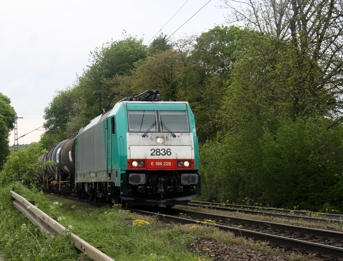 Die Cobra 2836 kommt die Gemmenicher-Rampe herunter nach Aachen-West mit einem langen Kesselzug aus Antwerpen-BASF nach Ludwigshafen-BASF(D). 
Aufgenommen an der Montzenroute am Gemmenicher-Weg. 
Bei Sonne und Wolken am Nachmittag vom 9.5.2016.