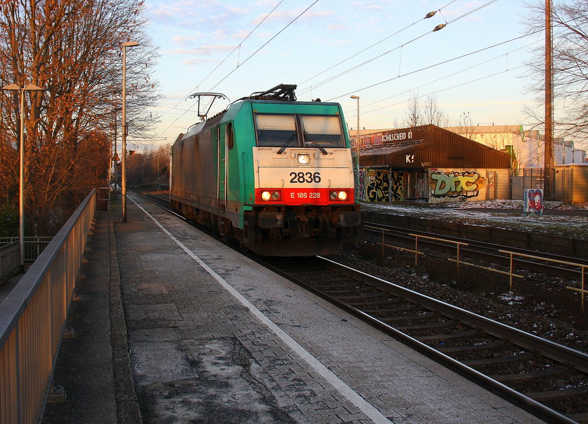 Die Cobra 2836 kommt die Kohlscheider-Rampe hoch aus Richtung Neuss,Herzogenrath als Lokzug aus Neuss nach Aachen-West und fährt durch Kohlscheid in Richtung Richterich,Laurensberg,Aachen-West. Aufgenommen von Bahnsteig 2 in Kohlscheid. 
Bei schönem Winterwetter am Eiskalten Nachmittag vom 19.1.2016.