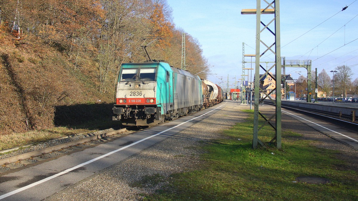 Die Cobra 2836 kommt mit einem langen gemischen Güterzug aus Köln-Gremberg nach Antwerpen-Noord(B) aus Richtung Köln und fährt durch Stolberg-Hbf in Richtung Eilendorf,Aachen-Rothe Erde,Aachen-Hbf,Aachen-Schanz,Aachen-West bei sonnigenwetter am Kalten 29.11.2014. 