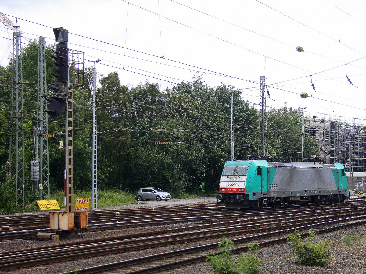 Die Cobra 2836 rangiert in Aachen-West.
Aufgenommen vom Bahnsteig in Aachen-West bei Sonne und Wolken am 16.8.2014.