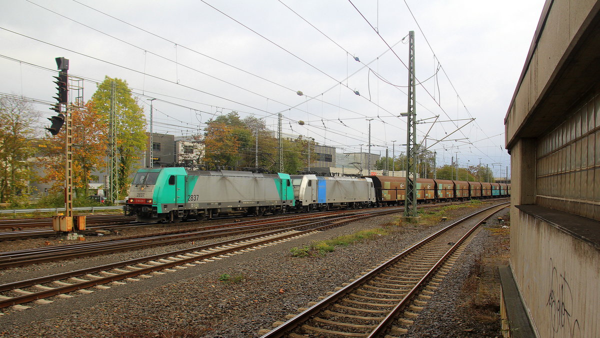 Die Cobra 2837 und 186 424-8  von Lineas/Railpool kommen mit einem Kohlenzug aus Antwerpen-Zandvliet(B) nach Dillingen(an der Saar) und fahren in Aachen-West ein.
Aufgenommen vom Bahnsteig in Aachen-West. 
Bei Sonne und Wolken am Nachmittag vom 26.10.2018.