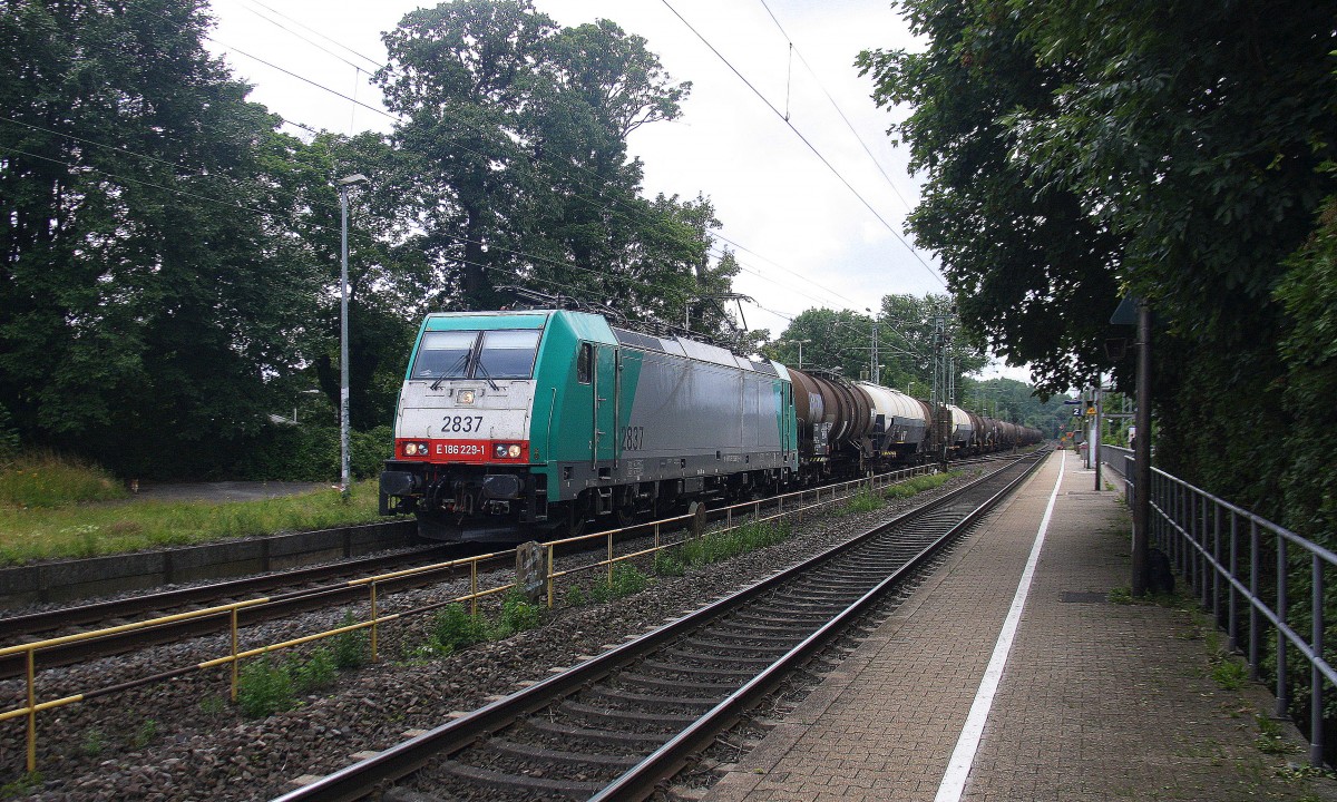 Die Cobra 2837 kommt als Umleiter aus Richtung Aachen-West mit einem langen Kesselzug aus Antwerpen-BASF(B) nach Ludwigshafen-BASF(D) und fährt durch Kohlscheid und fährt in Richtung Herzogenrath,Neuss.
Bei Sonne und Regenwolken am Mittag vom 30.7.2015.