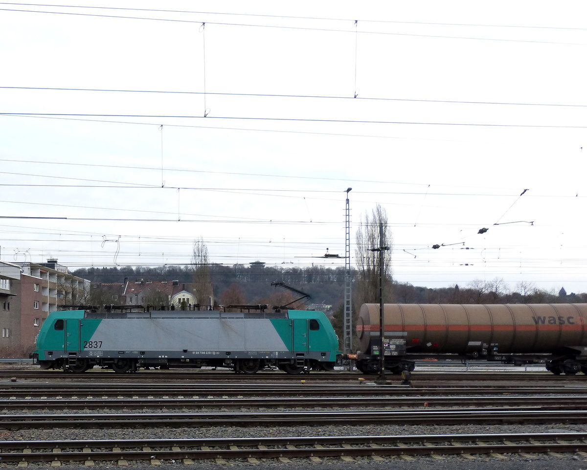Die Cobra 2837 kommt aus Richtung Montzen/Belgien mit einem Kesselzug aus Antwerpen-BASF(B) nach Ludwigshafen-BASF(D) und fährt in Aachen-West ein. 
Aufgenommen vom Bahnsteig in Aachen-West. 
Bei Sonne und Regenwolken am Morgen vom 9.3.2018.