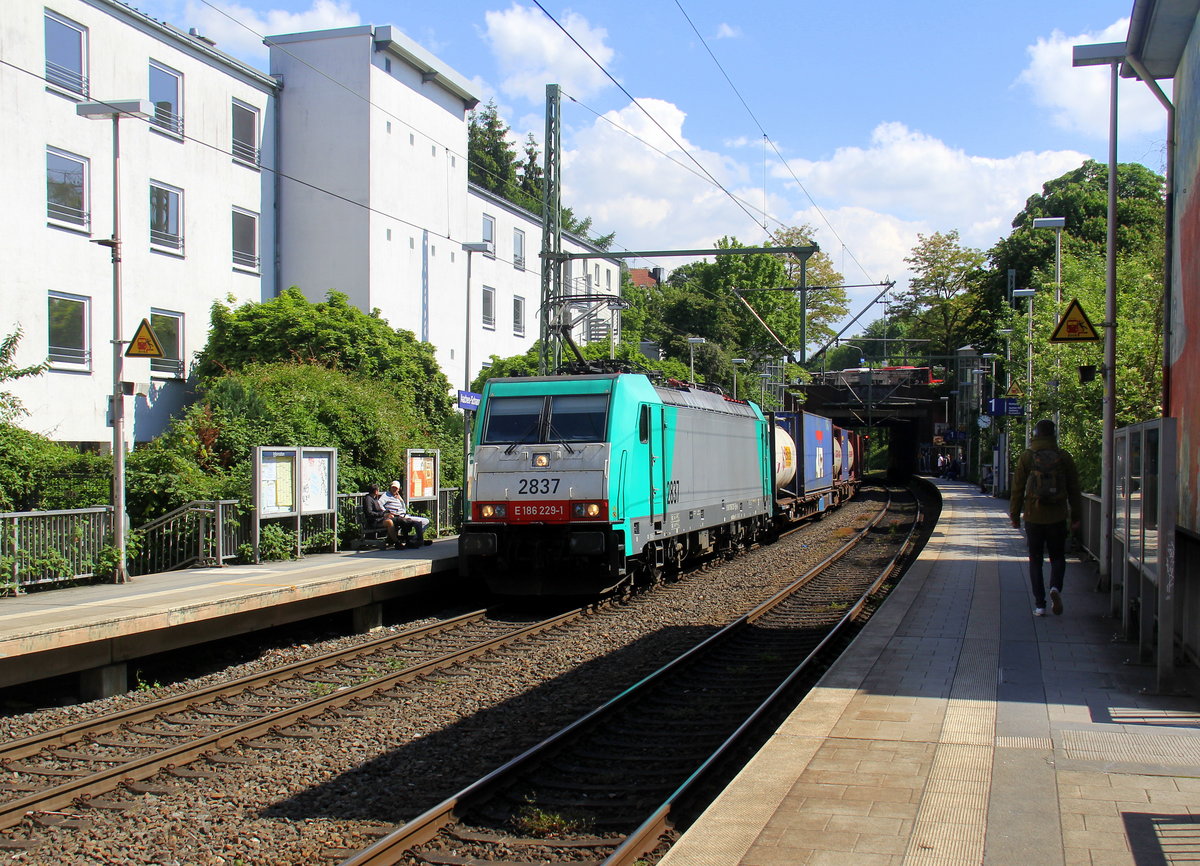 Die Cobra 2837 kommt aus Richtung Köln,Aachen-Hbf mit einem gemischten Güterzug aus Wien-Freudenau-Hafen(A) nach Antwerpen-Noord(B) und fährt durch Aachen-Schanz in Richtung Aachen-West. 
Aufgenommen vom Bahnsteig von Aachen-Schanz. 
Bei schönem Frühlingswetter am Nachmittag vom 29.5.2019.