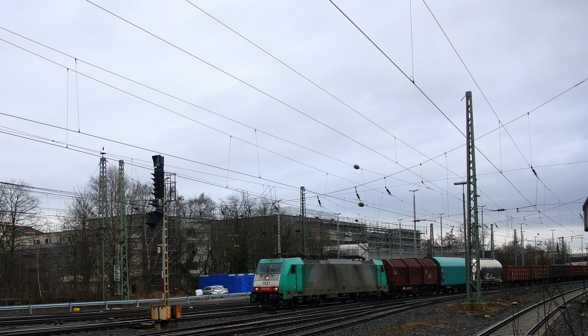 Die Cobra 2837 kommt aus Richtung Montzen/Belgien mit einem langen gemischten Güterzug aus Antwerpen-Noord(B) nach Köln-Gremberg und fährt in Aachen-West ein. 
Aufgenommen vom Bahnsteig in Aachen-West.
Bei Regenwolken am Kalten Nachmittag vom 25.2.2015.