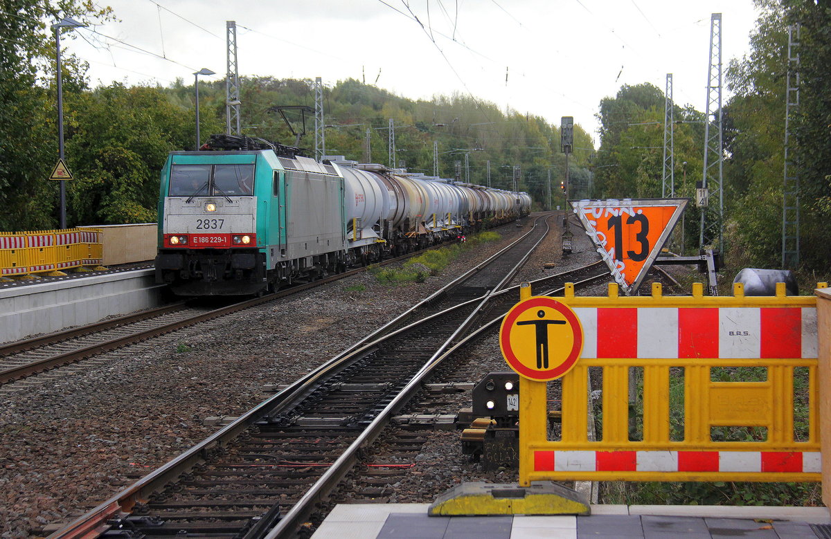 Die Cobra 2837 kommt durch Kohlscheid aus Richtung Aachen-West mit einem langen Kesselzug aus Antwerpen-Kanaaldok(B) nach Millingen-Solvay(D) Laurensberg,Richterich und fährt durch Kohlscheid in Richtung Herzogenrath,Hofstadt,Finkenrath,Rimburg,Übach-Palenberg,Zweibrüggen,Frelenberg,Geilenkirchen,Süggerath,Lindern,Brachelen,Hückelhoven-Baal,Baal,Erkelenz,Herrath,Beckrath,Wickrath,Rheydt. 
Aufgenommen vom Bahnsteig 2 in Kohlscheid. 
Bei Sonne und Regenwolken am Nachmittag vom 1.10.2018.