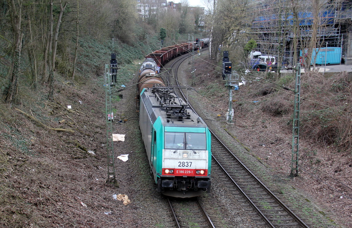 Die Cobra 2837 kommt mit einem gemischten Güterzug aus Antwerpen-Noord(B) nach Köln-Gremberg(D) und kommt aus Richtung Aachen-West,Aachen-Schanz und fährt in Richtung Aachen-Hbf,Aachen-Rothe-Erde,Stolberg-Hbf(Rheinland)Eschweiler-Hbf,Langerwehe,Düren,Merzenich,Buir,Horrem,Kerpen-Köln-Ehrenfeld,Köln-West,Köln-Süd. Aufgenommen von einer Brücke von der Weberstraße in Aachen.
Am Nachmittag vom 12.3.2019.