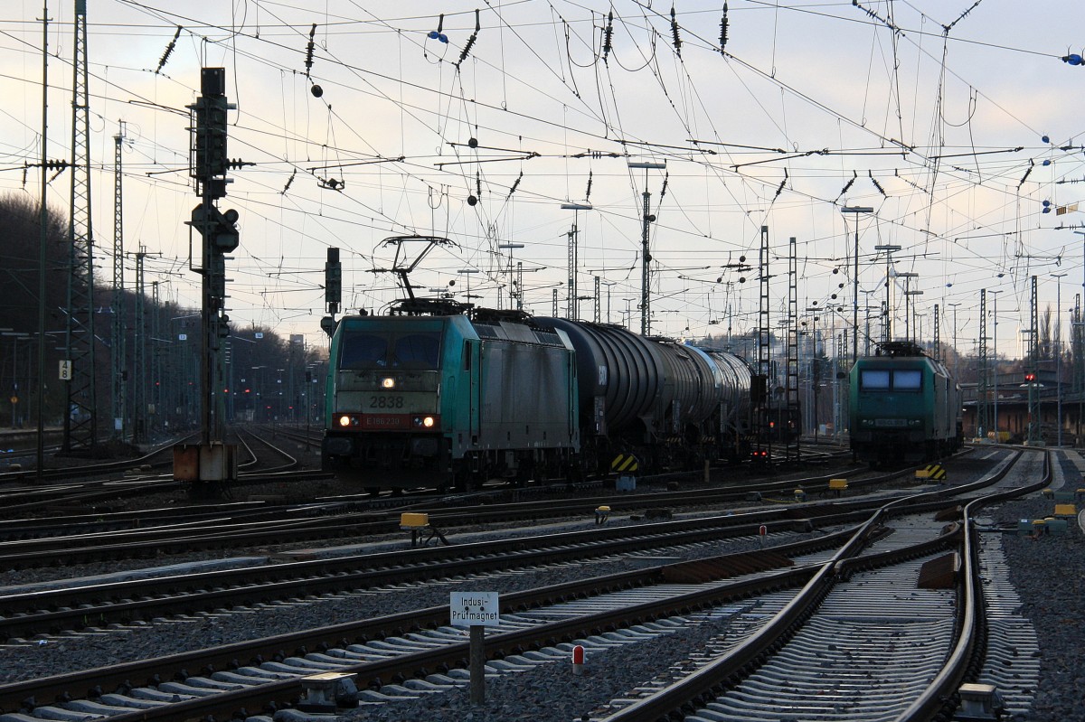 Die Cobra 2838 fährt mit einem langen Kesselzug aus Ludwigshafen-BASF nach Antwerpen-BASF(B) Ab Zugende ist 185 012-2 DB als Schubhilfe von Aachen-West zum Gemmenicher-Tunnel bei der Ausfahrt in Aachen-West und im Hintergrund stehen 145 CL-005,185 579-0  Adriana  beide von Crossrail und eine Class 66 DE6306 von DLC Railways stehen auf dem abstellgleis in Aachen-West  am Nachmittag vom 29.12.2013.