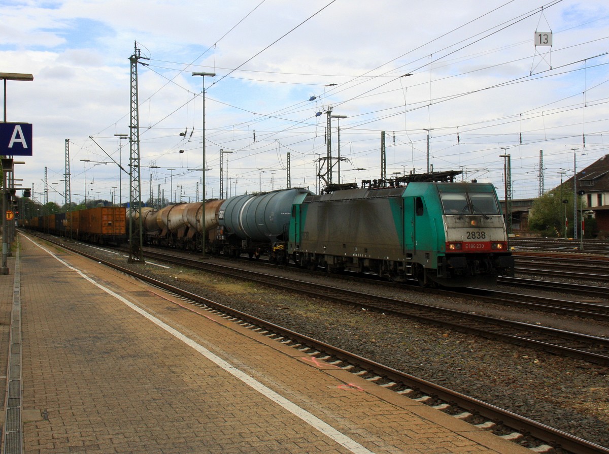 Die Cobra 2838 fährt mit einem langen Kesselzug aus Ludwigshafen-BASF nach Antwerpen-BASF(B), aufgenommen bei der Ausfahrt aus Aachen-West in Richtung Montzen/Belgien. Aufgenommen vom Bahnsteig in Aachen-West bei Sonne und Regenwolken am Nachmittag vom 6.4.2014. 