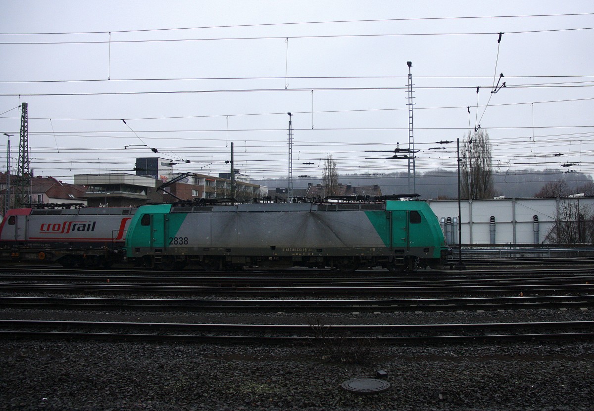 Die Cobra 2838 fährt mit einem langen Containerzug aus Gallarate(I) nach Antwerpen-Oorderen(B), aufgenommen bei der Ausfahrt aus Aachen-West in Richtung Montzen/Belgien. 
Aufgenommen vom Bahnsteig in Aachen-West bei leichtem Schneefall am Nachmittag vom 1.2.2015.