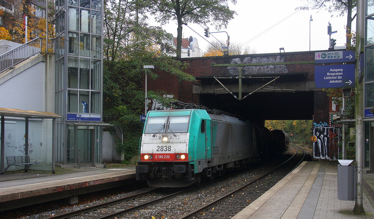 Die Cobra 2838 kommt aus Richtung Köln,Aachen-Hbf und fährt durch Aachen-Schanz mit einem Güterzug aus Köln-Gremberg(D) nach Antwerpen-Noord(B) und fährt in Richtung Aachen-West. Aufgenommen vom Bahnsteig von Aachen-Schanz.
Am Morgen vom 16.11.2017.
