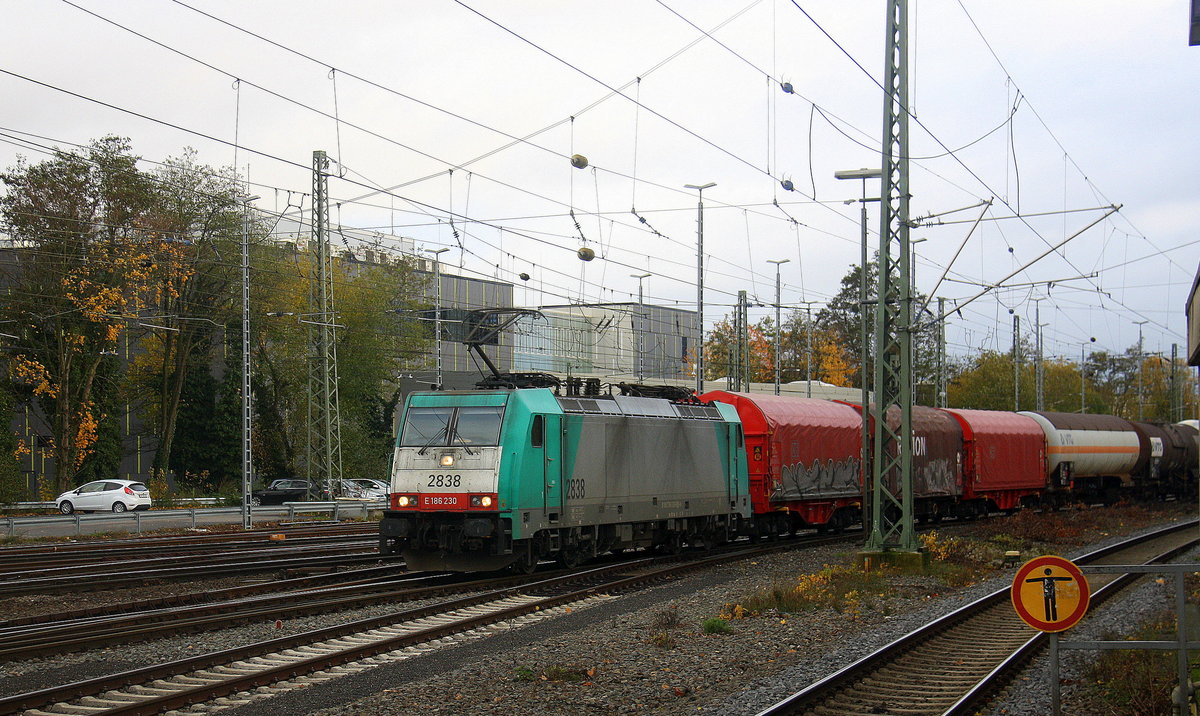 Die Cobra 2838  kommt aus aus Richtung Köln,Aachen-Hbf mit einem Güterzug aus Köln-Gremberg nach Antwerpen-Noord(B) und fährt in Aachen-West ein. 
Aufgenommen vom Bahnsteig in Aachen-West. 
Bei Sonnenschein und Wolken am Kalten Nachmittag vom 19.11.2017.