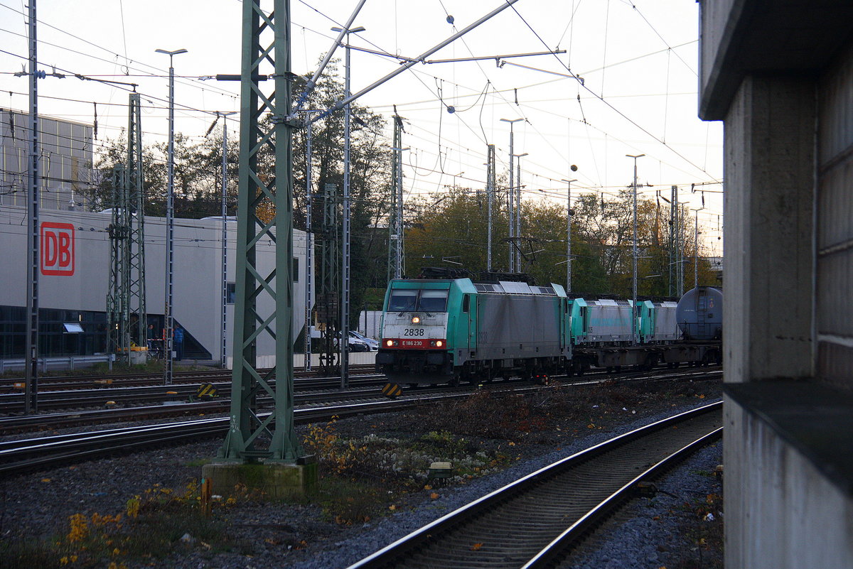Die Cobra 2838  kommt aus Richtung Montzen/Belgien mit einem Güterzug aus Antwerpen-Noord(B) nach  Köln-Gremberg(D) und fährt in Aachen-West ein. 
Aufgenommen vom Bahnsteig in Aachen-West. 
Am Nachmittag vom 22.11.2017.