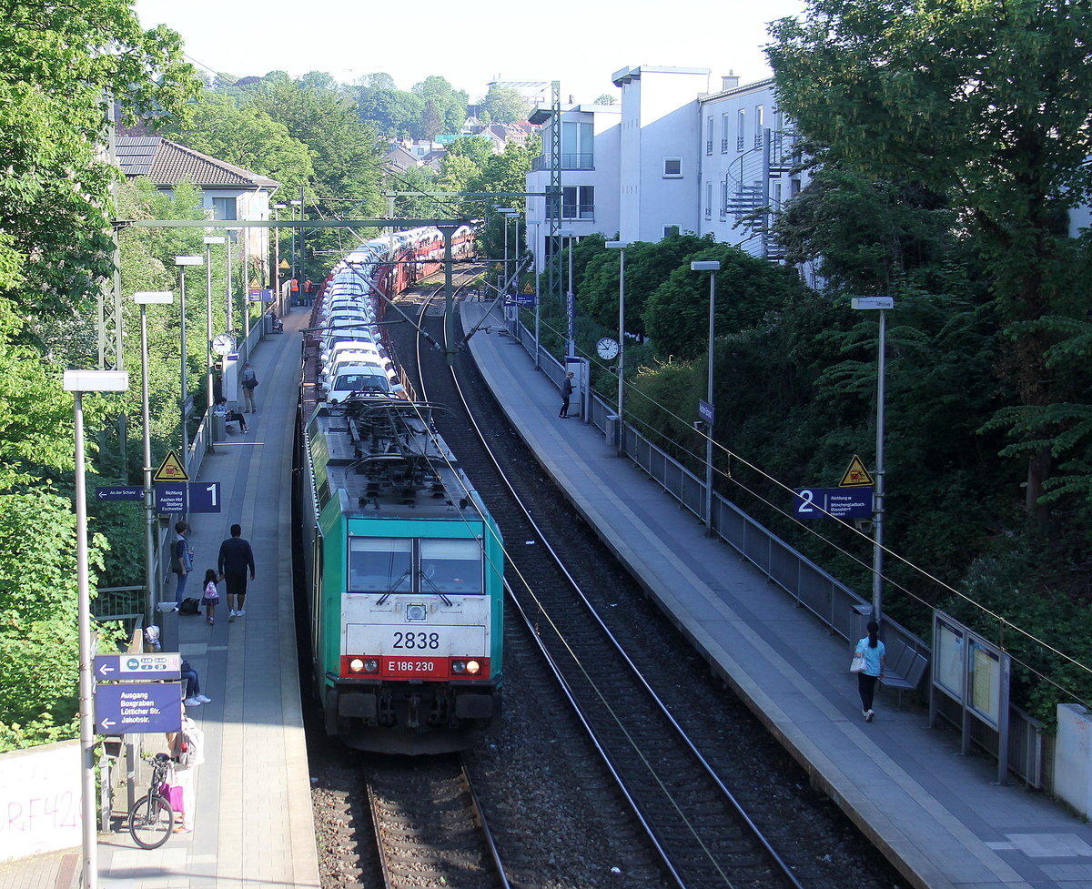 Die Cobra 2838 kommt aus Richtung Aachen-West mit einem Audizug aus Muizen(B) nach Köln-Gremerg(D) und fährt durch Aachen-Schanz in Richtung Aachen-Hbf,Aachen-Rothe-Erde,Stolberg-Hbf(Rheinland)Eschweiler-Hbf,Langerwehe,Düren,Merzenich,Buir,Horrem,Kerpen-Köln-Ehrenfeld,Köln-West,Köln-Süd. 
Aufgenommen von der Brücke in Aachen-Schanz.
Bei Sommerwetter am Morgen vom 9.5.2018.