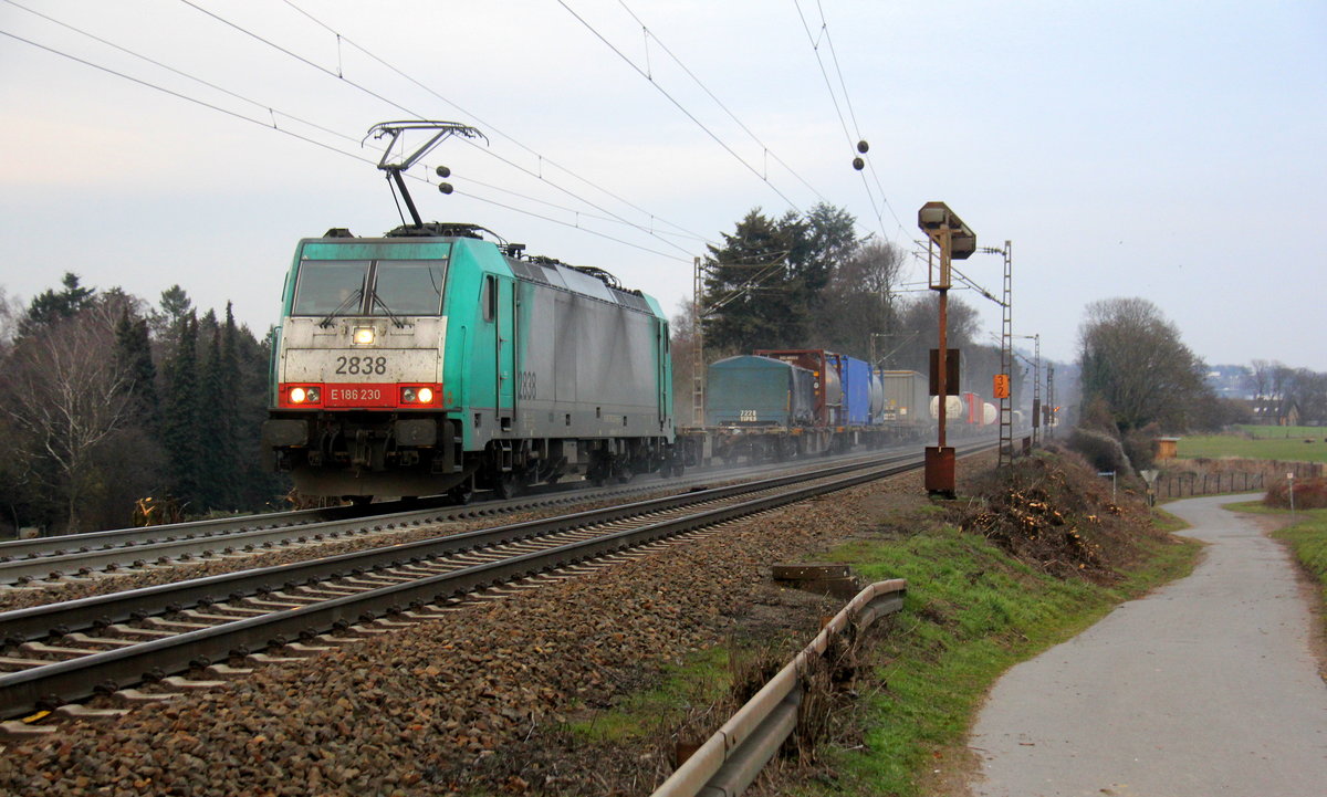 Die Cobra 2838 kommt aus Richtung Aachen-West mit viel Sand die Gemmenicher-Rampe hoch mit einem Containerzug aus Gallarate(I) nach Antwerpen-Combinant(B) aus Richtung Aachen-West und fährt in Richtung Montzen/Belgien. 
Aufgenommen an der Montzenroute am Gemmenicher-Weg.
Bei Wolken am Nachmittag vom 21.2.2019.