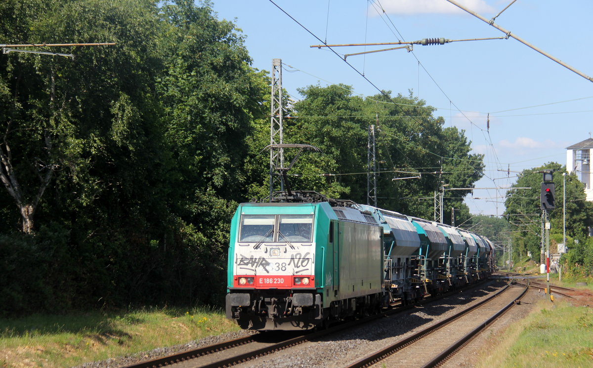 Die Cobra 2838  kommt aus Richtung Mönchengladbach-Hbf,Rheydt-Hbf,Wickrath,Beckrath,Herrath,Erkelenz,Baal,Hückelhoven-Baal,Brachelen,Lindern,Süggerath mit einem Kalkleerzug aus Oberhausen-West(D) nach Hermalle-Huy(B) und fährt durch Geilenkirchen in Richtung Frelenberg,Zweibrüggen,Übach-Palenberg,Rimburg,Finkenrath,Hofstadt,Herzogenrath, Kohlscheid,Richterich,Laurensberg,Aachen-West. 
Aufgenommen vom Bahnsteig 2 in Geilenkirchen. 
Bei Sommerwetter am Nachmittag vom 17.6.2019.