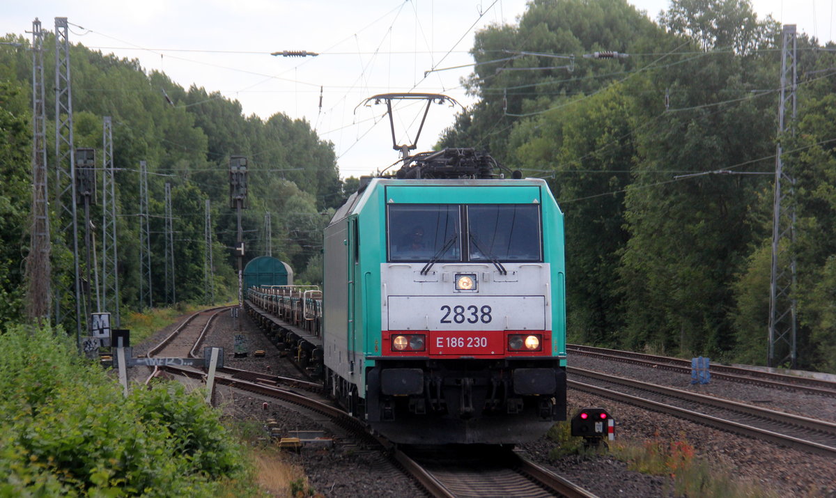 Die Cobra 2838 kommt aus Richtung Aachen-West,Laurensberg,Richterich mit einem          Coilleerzug aus Kinkempois(B) nach Duisburg-Wedau(D) und fährt durch Kohlscheid und fährt in Richtung Herzogenrath,Mönchengladach. 
Aufgenommen von Bahnsteig 1 in Kohlscheid. 
Bei Sommerwetter am Nachmittag vom 7.7.2019. 