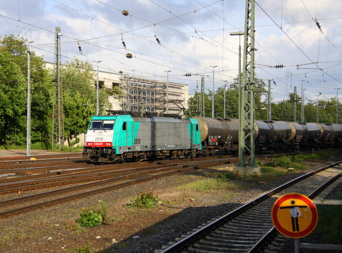 Die Cobra 2838  kommt aus Richtung Montzen/Belgien mit einem langen Kesselzug aus Antwerpen-Noord(B) nach Burghausen(D)und fährt in Aachen-West ein.
Aufgenommen vom Bahnsteig in Aachen-West bei Sonne und Wolken am Abend vom 9.5.2014. 