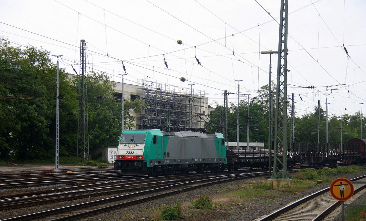 Die Cobra 2838 kommt aus Richtung Köln,Aachen-Hbf mit einem langen gemischten Güterzug aus Köln-Gremberg nach Antwerpen-Noord(B) und fährt in Aachen-West ein. Aufgenommen vom Bahnsteig in Aachen-West bei Regenwetter am 10.5.2014