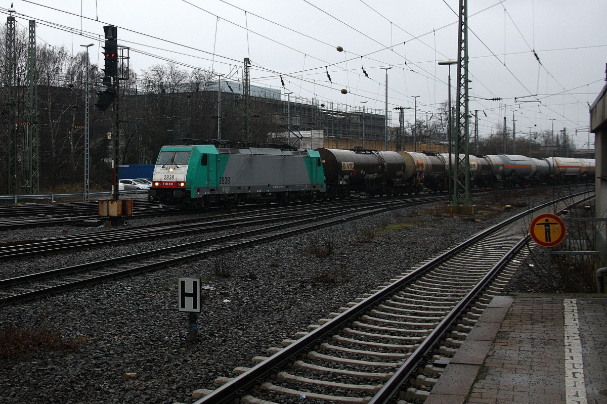 Die Cobra 2838 kommt aus Richtung Montzen/Belgien mit einem langen gemischten Güterzug aus Antwerpen-Noord(B) nach Köln-Gremberg und fährt in Aachen-West ein. Aufgenommen vom Bahnsteig in Aachen-West bei Regenwetter am Nachmittag vom 10.1.2015.