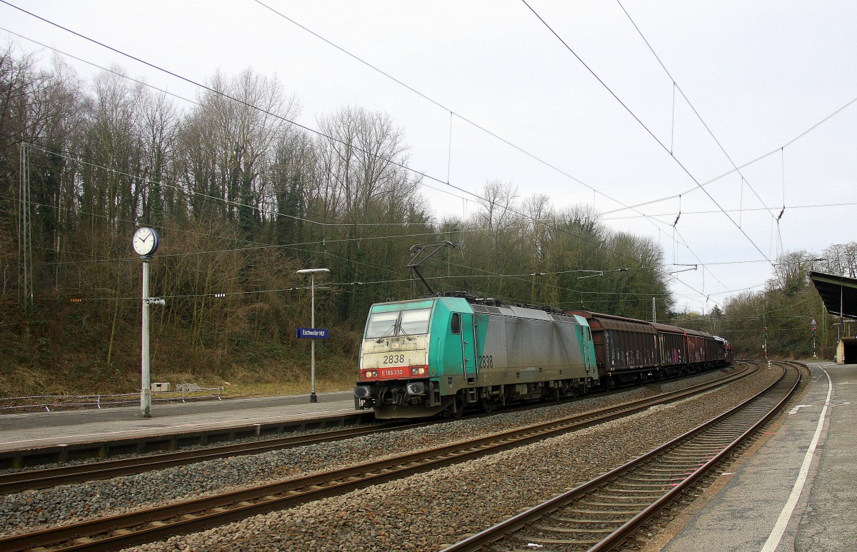 Die Cobra 2838  kommt aus Richtung Aachen mit einem langen Audi-Autozug aus Muizen(B) nach Köln-Gremeberg(D)  und fährt durch Eschweiler-Hbf und fährt in Richtung Köln.
Aufgenommen vom Bahnsteig 1 in Eschweiler-Hbf. 
Am 28.3.2015.