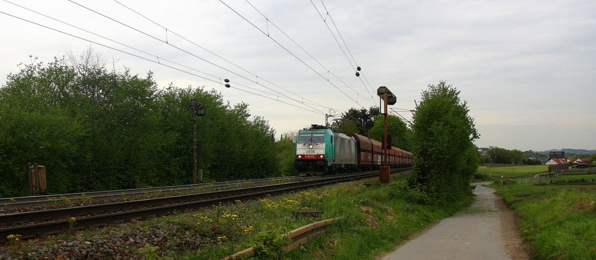 Die Cobra 2838 kommt aus Richtung Aachen-West und fährt die Gemmenicher-Rampe hoch mit einem langen Kalkleerzug aus Millingen(D) nach Yves-Gomezée(B).
Aufgenommen an der Montzenroute am Gemmenicher-Weg am 8.5.2015.