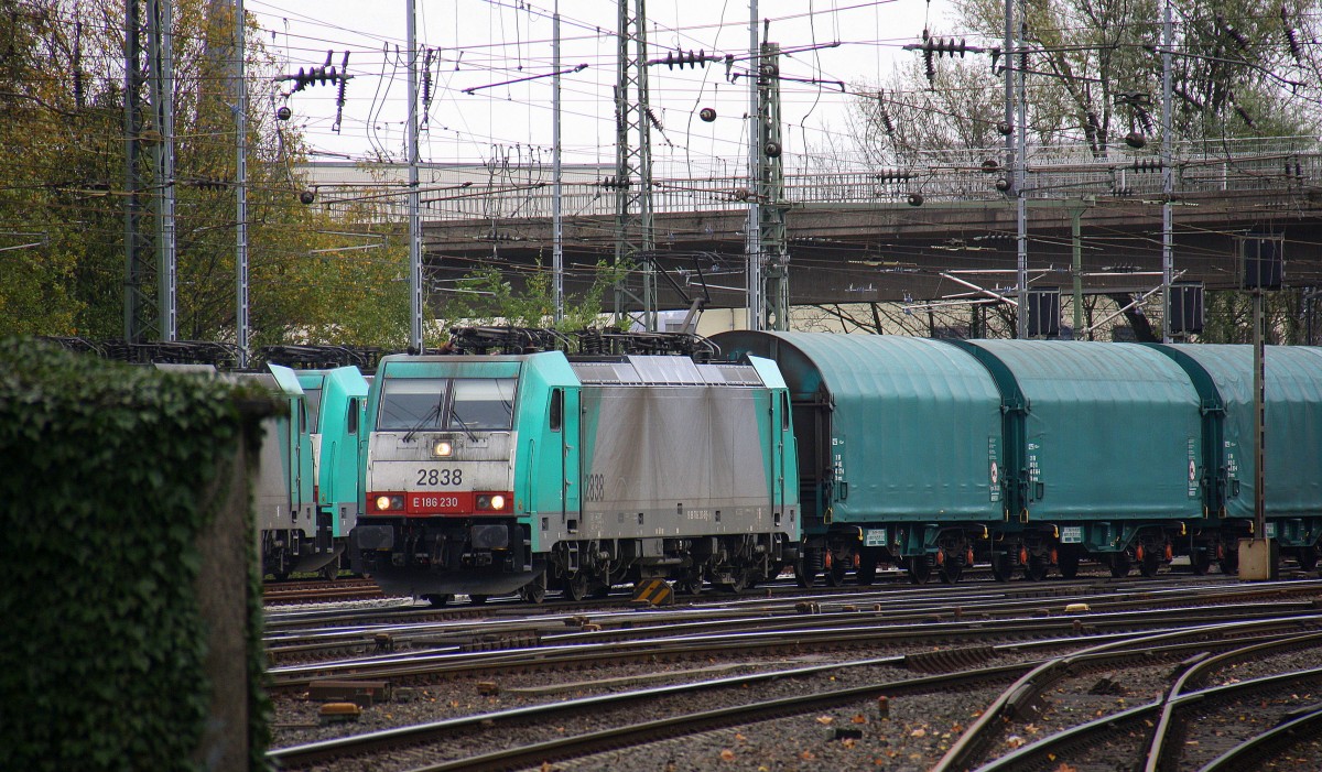 Die Cobra 2838 kommt aus Richtung Köln,Aachen-Hbf,Aachen-Schanz mit einem Kurzen Coilzug aus Köln-Gremberg(D) nach Kinkempois(B) und fährt in Aachen-West ein. Aufgenommen vom Bahnsteig in Aachen-West. 
Bei Regenwolken am 15.11.2015.