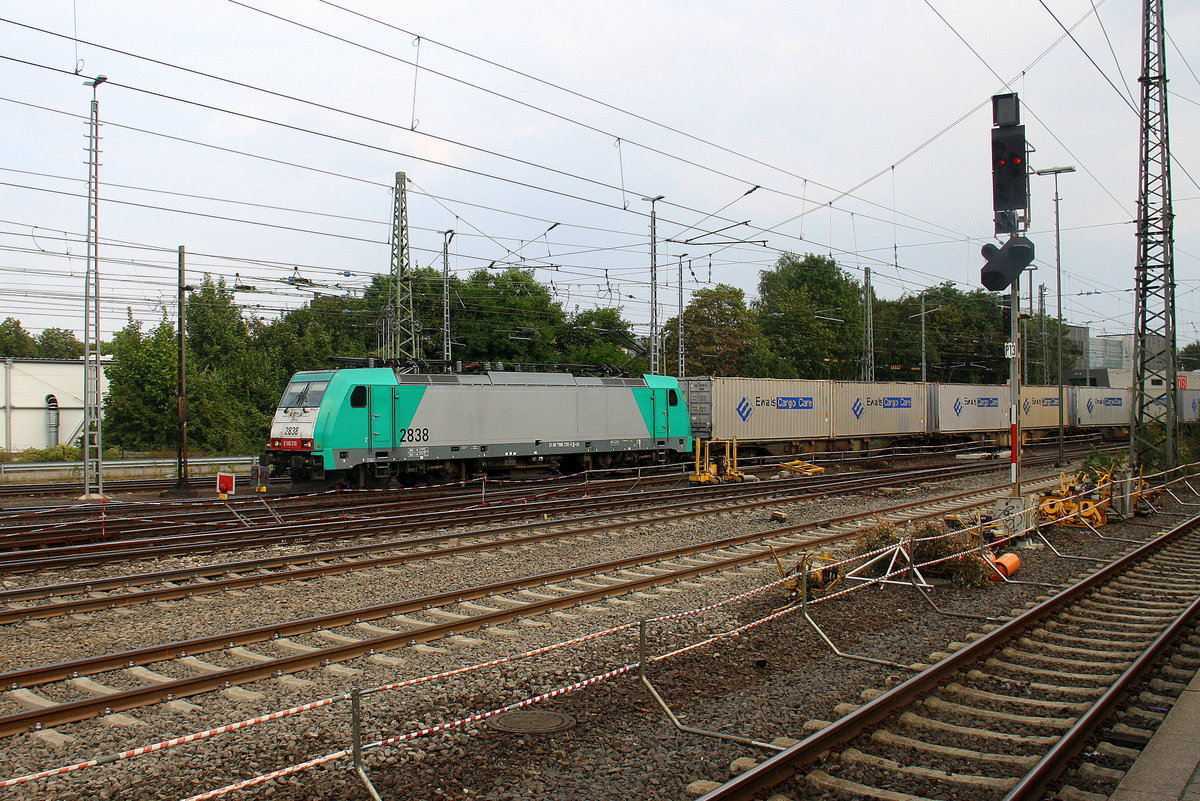 Die Cobra 2838  kommt aus Richtung Montzen(B) mit einem  Containerzug aus Genk-Zuid-Haven(B) nach Novara(I) und fährt in Aachen-West ein. Aufgenommen vom Bahnsteig in Aachen-West. 
Am Nachmittag vom 15.9.2016.